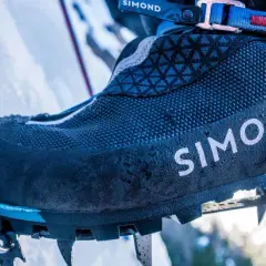 Buty z raczkami Simond pewnie trzymają się lodowej ściany, gotowe na wspinaczkę.