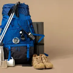 Jaki plecak w góry na 3 dni? Niebieski plecak, kijki trekkingowe, karimata, buty, kompas, termos i krótkofalówka.