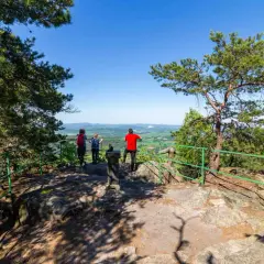 Pielgrzym podziwia panoramę Gór Stołowych z punktu widokowego.