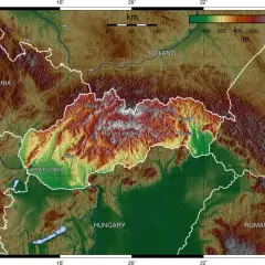 Słowacja góry: mapa topograficzna z zaznaczonymi pasmami górskimi, w tym Tatrami z Gerlachowskim Szczytem.