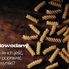Fusilli na drewnianym tle. Jak uniknąć niedoboru węglowodanów i poprawić wyniki?