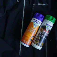Dwa preparaty Nikwax na czarnej kurtce Patagonia. Jak prać Gore-Tex? Użyj Tech Wash do czyszczenia i TX.Direct do impregnacji.