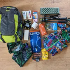 Plecak, kijki trekkingowe, bidon, apteczka, powerbank i ubrania – wszystko, co potrzebne, by wiedzieć, jak spakować plecak w góry.