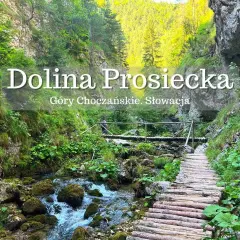 Malownicza Dolina Prosiecka w Górach Choczańskich, Słowacja. Drewniany chodnik wije się wzdłuż potoku, otoczony bujną zielenią i skalnymi ścianami.