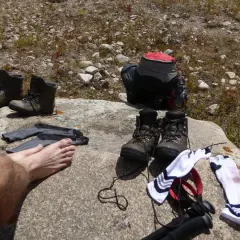 Buty trekkingowe i skarpety na skale. Czas na przewietrzenie stóp i zastanowienie, jak pozbyć się zapachu z butów po długiej wędrówce.