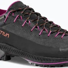 Czarny but trekkingowy La Sportiva TX4 Evo z fioletowymi akcentami i pomarańczowo-czarnymi sznurówkami. Idealny na górskie wyprawy.
