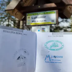 Na szczycie Lubomir, w Beskidzie Makowskim, z pieczątką potwierdzającą zdobycie Korony Gór Polskich.