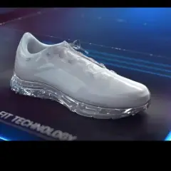 Biały but sportowy z technologią Invisible Fit i membraną GORE-TEX. Dowiedz się, gore tex co to jest i jak chroni Twoje stopy.