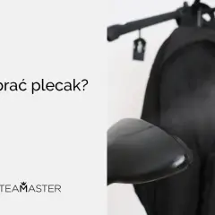Dowiedz się, jak prać plecak, by służył Ci latami. Czarny plecak na białym tle, z napisem "Jak prać plecak?".