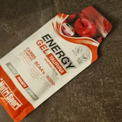 Żelki energetyczne NutriSport o smaku wiśniowym, zawierające taurynę i BCAA, idealne przed, w trakcie i po wysiłku.