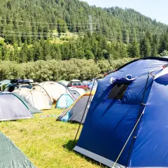 Pole namiotowe pełne kolorowych schronień. Jaki namiot wybierzesz na noc pod gwiazdami?