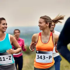Uśmiechnięte biegaczki na trasie jednego z półmaratonów w Polsce.