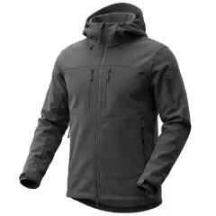 Szara kurtka softshell z kapturem i licznymi kieszeniami. Dowiedz się, w czym prać softshell, by zachować jego właściwości.