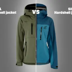 Dwie kurtki: zielona softshell i niebieska hardshell. Idealne na wyprawę w góry, zapewnią komfort i ochronę.