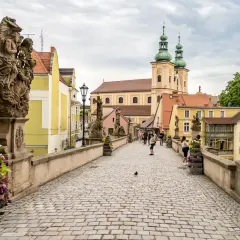 Kamienny most z rzeźbami świętych prowadzi do barokowego kościoła w Kłodzku. Spacerując po nim, czujesz klimat Beskidu Kłodzko.