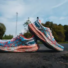 Kolorowe buty do biegania Asics Noosa Tri 16 gotowe na wyzwania.