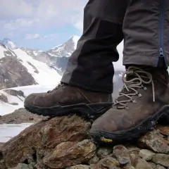 Brązowe buty trekkingowe Chiruca na skalistym szczycie, gotowe na górską przygodę.
