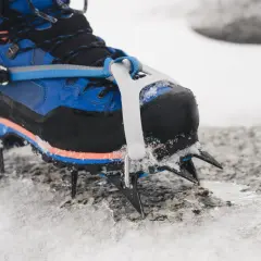 Buty z rakami do chodzenia po górach pewnie trzymają się lodowej nawierzchni.