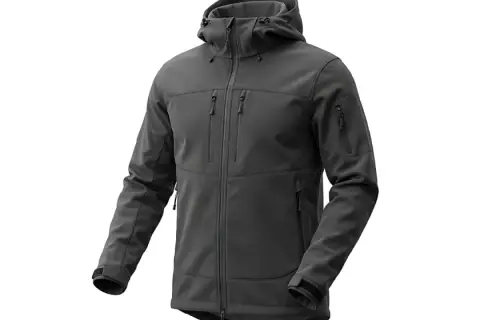 Szara kurtka softshell z kapturem i licznymi kieszeniami. Dowiedz się, w czym prać softshell, by zachować jego właściwości.