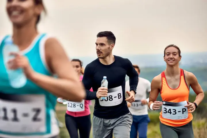 Uczestnicy biegną w półmaratonie. Dystans 21 km to wyzwanie dla każdego biegacza.