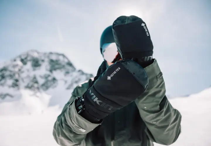 Narciarz w rękawicach z membraną GORE-TEX, chroniącą przed zimnem i wilgocią.