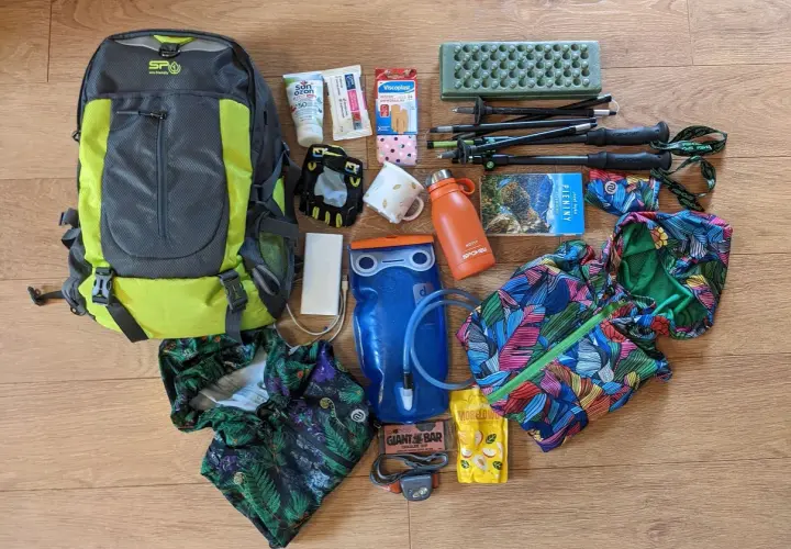 Plecak, kijki trekkingowe, bidon, apteczka, powerbank, czołówka, mapa, przekąski – wszystko, co zabrać w góry latem.