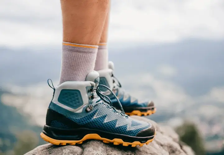 Letnie wędrówki w góry? Te buty i skarpety zapewnią komfort.