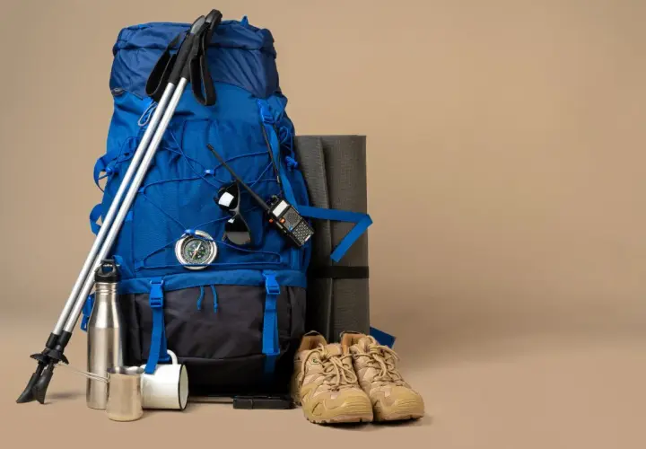 Jaki plecak w góry na 3 dni? Niebieski plecak, kijki trekkingowe, karimata, buty, kompas, termos i krótkofalówka.