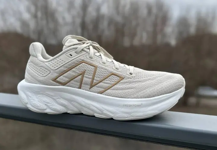 Beżowy but sportowy New Balance z logo "N" i napisem "Fresh Foam". Idealny na treningi, sprawdzi się jako drop do biegania.