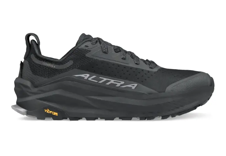 Czarny but trailowy Altra Olympus 6 z logo Vibram na podeszwie. Gotowy na każde wyzwanie.