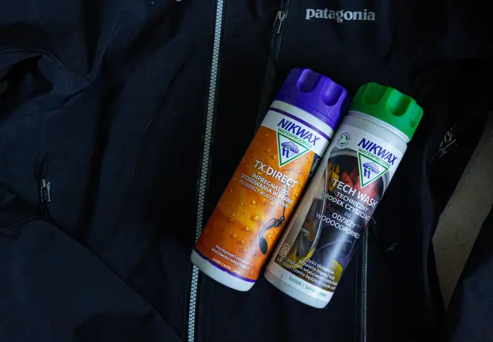 Dwa preparaty Nikwax na czarnej kurtce Patagonia. Jak prać Gore-Tex? Użyj Tech Wash do czyszczenia i TX.Direct do impregnacji.