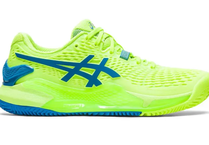 Jaskrawożółty but tenisowy Asics z niebieskimi detalami. Sprawdź asics rozmiarówka, by dobrać idealny model.