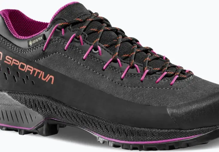 Czarny but trekkingowy La Sportiva TX4 Evo z fioletowymi akcentami i pomarańczowo-czarnymi sznurówkami. Idealny na górskie wyprawy.
