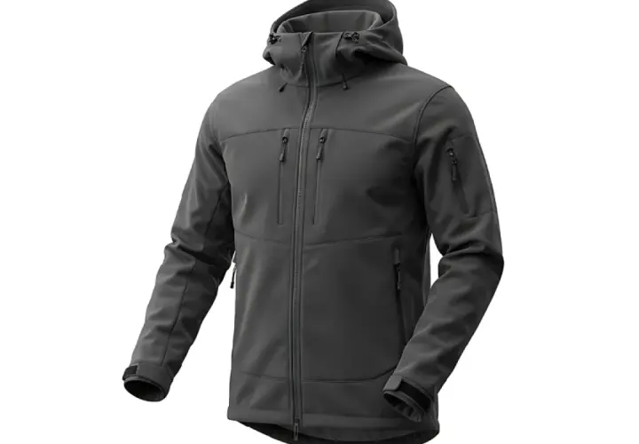 Szara kurtka softshell z kapturem i licznymi kieszeniami. Dowiedz się, w czym prać softshell, by zachować jego właściwości.