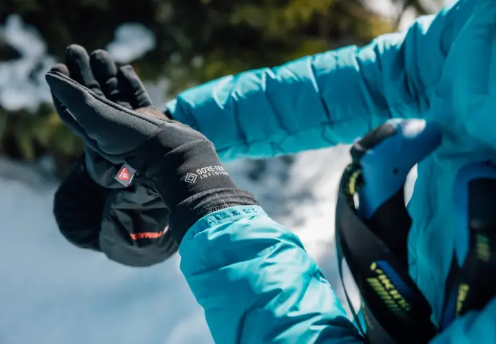 Rękawiczki z technologią GORE-TEX INFINIUM chronią dłonie przed zimnem i wiatrem podczas zimowych aktywności.