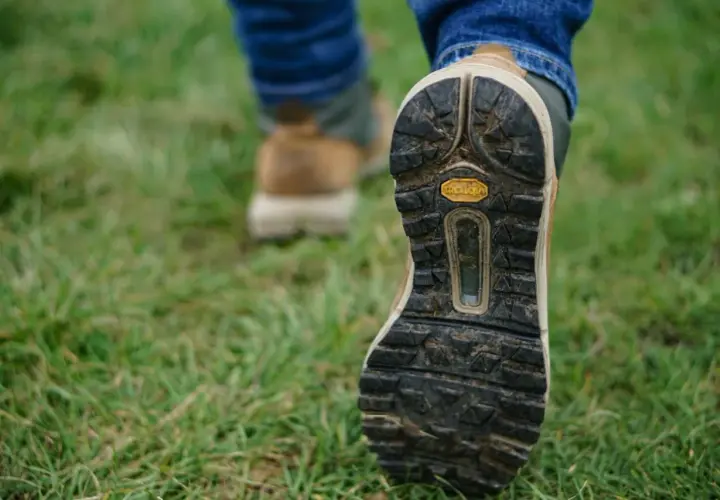 Buty softshell co to znaczy? To buty z membraną, idealne na wędrówki po trawie. Widoczna podeszwa Vibram zapewnia przyczepność.