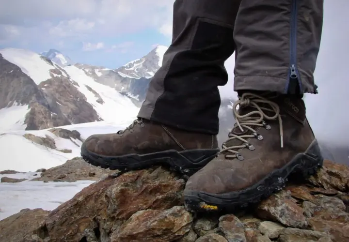 Brązowe buty trekkingowe Chiruca na skalistym szczycie, gotowe na górską przygodę.