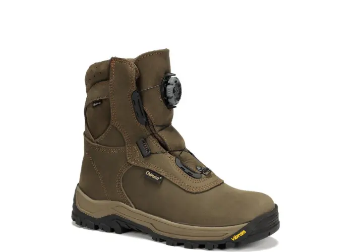 Brązowe buty do chodzenia po lesie z systemem BOA i membraną Gore-Tex. Solidna podeszwa Vibram zapewnia przyczepność.