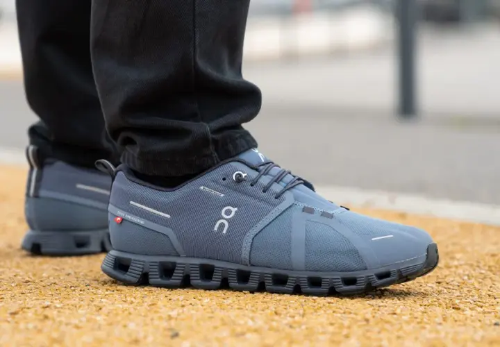 Szare buty z technologią GORE-TEX Extended Comfort, idealne na deszczowe dni.