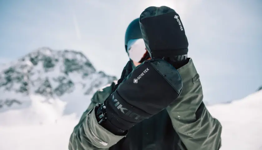 Narciarz w rękawicach z membraną GORE-TEX, chroniącą przed zimnem i wilgocią.