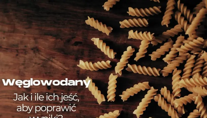 Fusilli na drewnianym tle. Jak uniknąć niedoboru węglowodanów i poprawić wyniki?