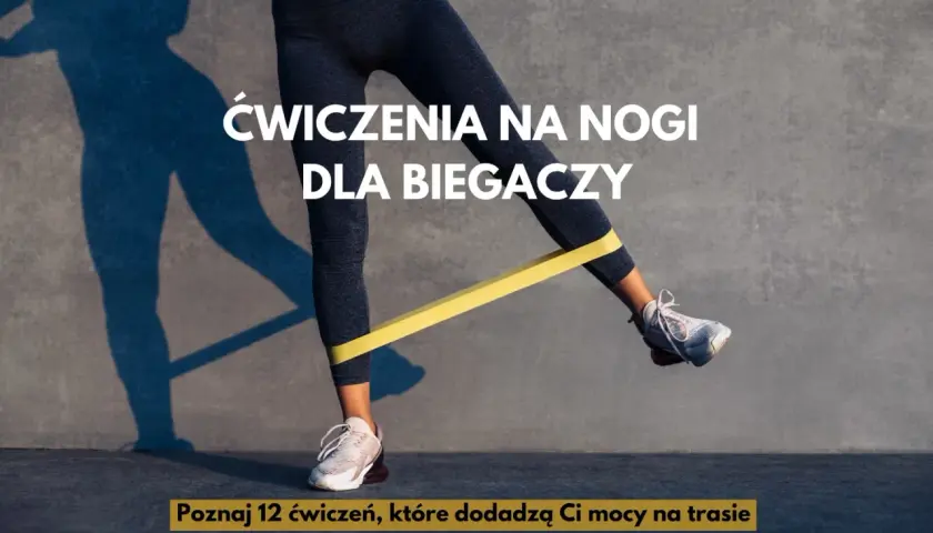 Ćwiczenia siłowe dla biegaczy: kobieta wykonuje ćwiczenie na nogi z gumą oporową. Poznaj 12 ćwiczeń, które dodadzą Ci mocy na trasie.