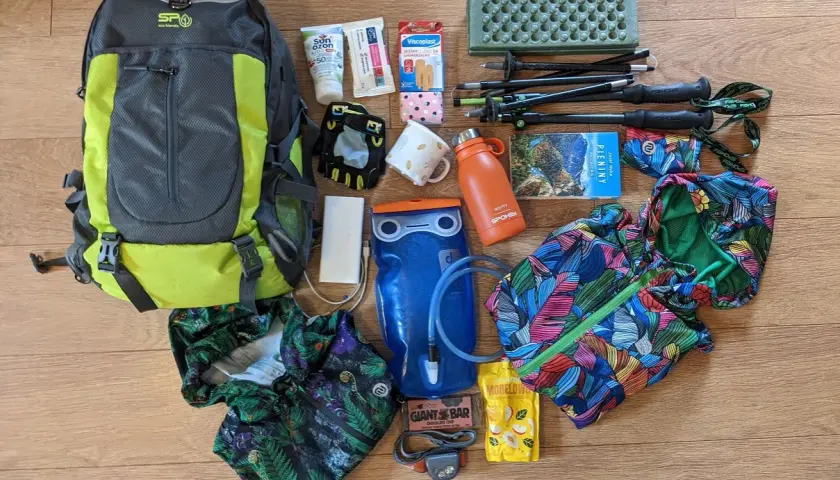 Plecak, kijki trekkingowe, bidon, apteczka, powerbank i ubrania – wszystko, co potrzebne, by wiedzieć, jak spakować plecak w góry.