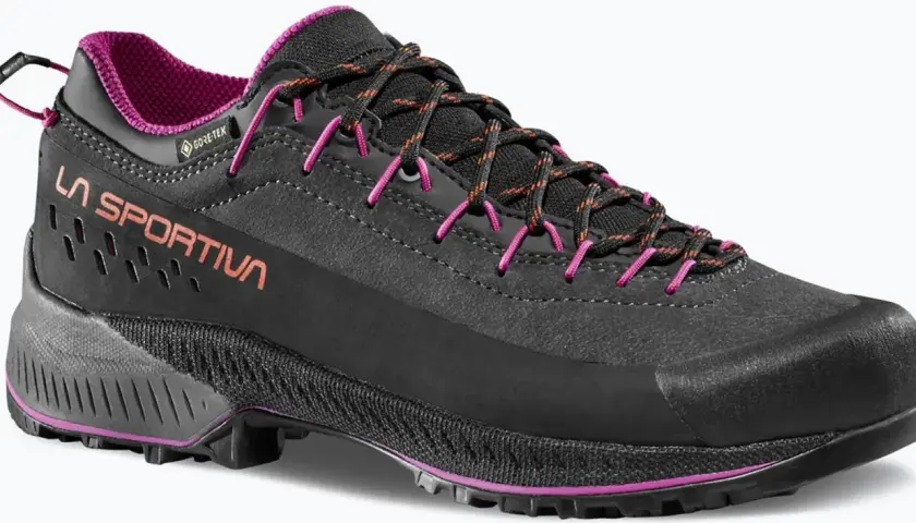Czarny but trekkingowy La Sportiva TX4 Evo z fioletowymi akcentami i pomarańczowo-czarnymi sznurówkami. Idealny na górskie wyprawy.