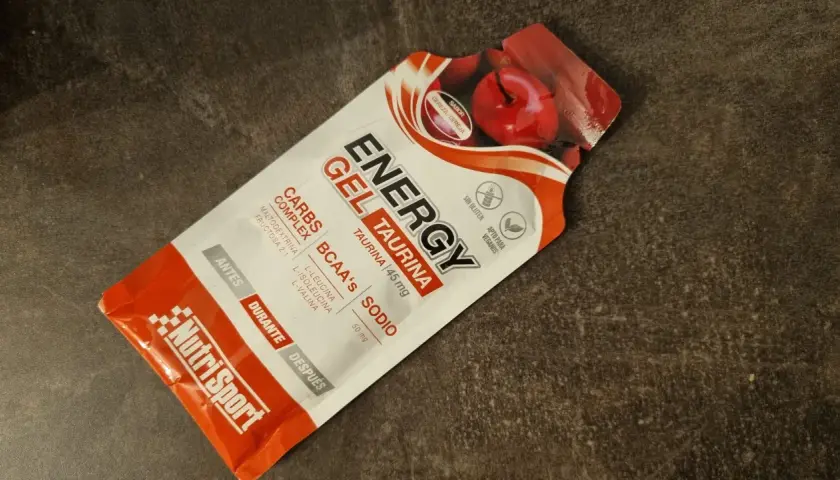 Żelki energetyczne NutriSport o smaku wiśniowym, zawierające taurynę i BCAA, idealne przed, w trakcie i po wysiłku.
