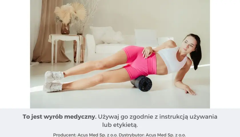 Kobieta pokazuje, jak rolować nogi na rollerze. Ćwiczenie na mięśnie ud.