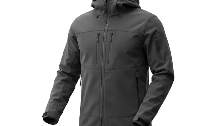 Szara kurtka softshell z kapturem i licznymi kieszeniami. Dowiedz się, w czym prać softshell, by zachować jego właściwości.