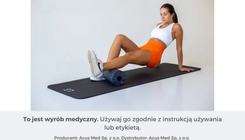 Kobieta wykonuje rolowanie po treningu, masując łydkę wałkiem na macie.