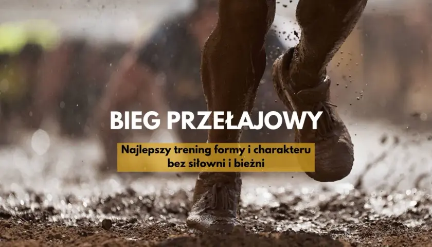Bieg przełajowy przez błoto. Nogi w brudnych butach przebijają się przez mokrą ziemię, tworząc rozpryski.