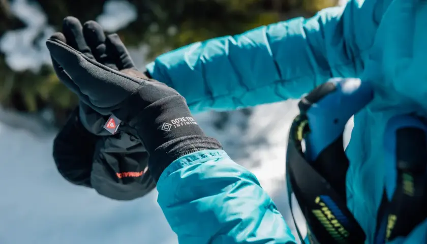 Rękawiczki z technologią GORE-TEX INFINIUM chronią dłonie przed zimnem i wiatrem podczas zimowych aktywności.